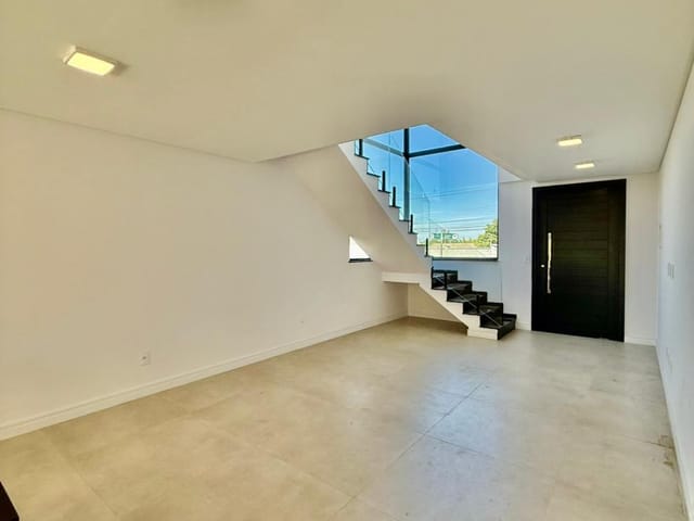 Casa com 197m² 4 quartos e 4 banheiros, à venda, no bairro Uvaranas em Ponta Grossa