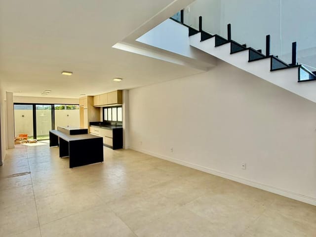 Casa com 197m² 4 quartos e 4 banheiros, à venda, no bairro Uvaranas em Ponta Grossa