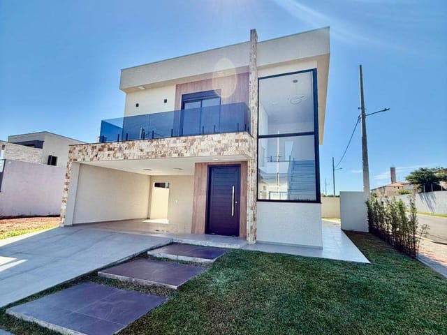 Casa com 197m² 4 quartos e 4 banheiros, à venda, no bairro Uvaranas em Ponta Grossa