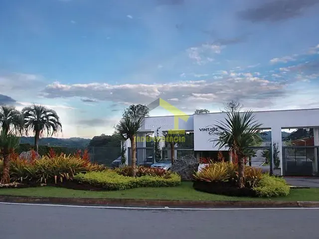 Casa à venda ou para alugar, no bairro Paisagem Renoir em Cotia