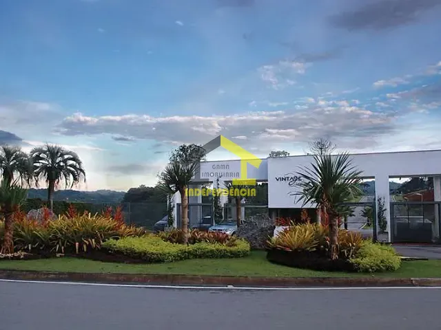 Casa à venda ou para alugar, no bairro Paisagem Renoir em Cotia