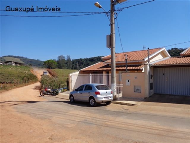 Foto do Casa - CAsa no centro de Juruaia com sala, cozinha, área de serviço, três dormitórios (uma suíte) e um banheiro social. | Guaxupé Imóveis Ltda
