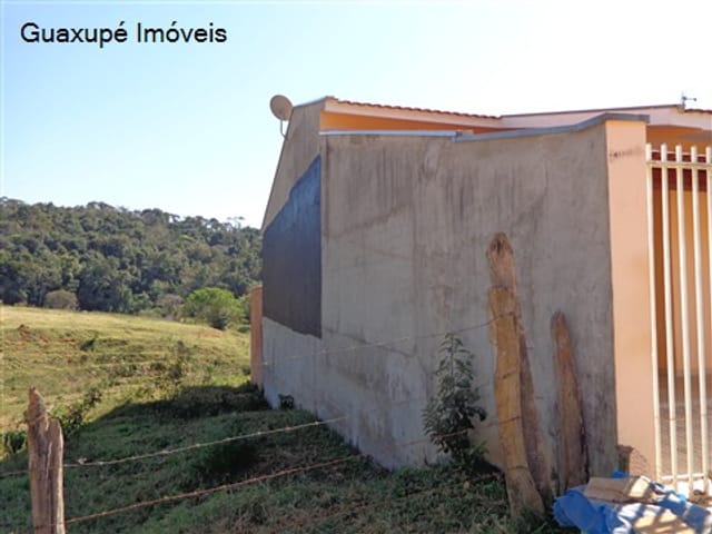 Foto do Casa - CAsa no centro de Juruaia com sala, cozinha, área de serviço, três dormitórios (uma suíte) e um banheiro social. | Guaxupé Imóveis Ltda