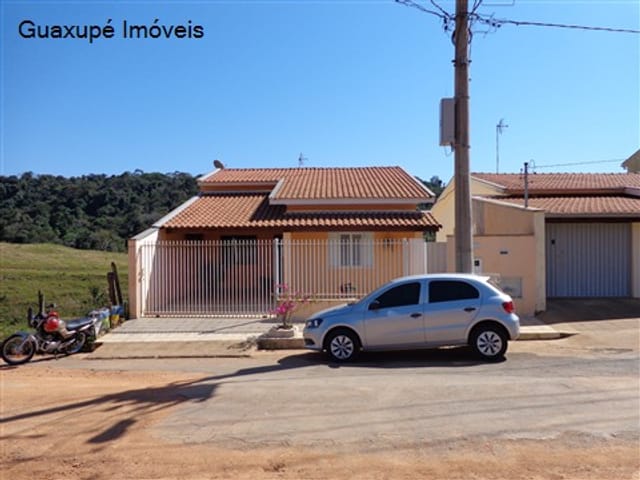 Foto do Casa - CAsa no centro de Juruaia com sala, cozinha, área de serviço, três dormitórios (uma suíte) e um banheiro social. | Guaxupé Imóveis Ltda