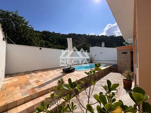 Casa com 260m² 3 quartos e 2 banheiros, à venda, no bairro Estância Balneária Hawai em Caraguatatuba
