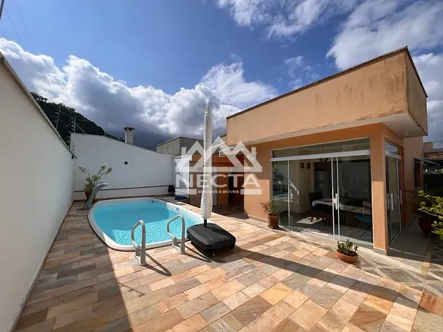 Casa com 260m² 3 quartos e 2 banheiros, à venda, no bairro Estância Balneária Hawai em Caraguatatuba