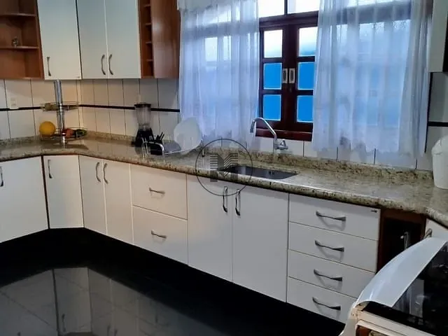 Casa com 250m² 4 quartos e 2 banheiros, à venda, no bairro Esplanada Independência em Taubaté