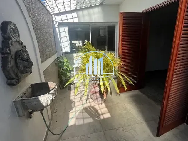 Casa com 646m² 4 quartos e 6 banheiros, à venda, no bairro Centro em Pouso Alegre