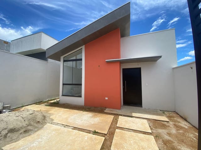 Casa com 175m² 3 quartos e 2 banheiros, à venda, no bairro Loteamento Residencial e Comercial Flamboyant em Pindamonhangaba