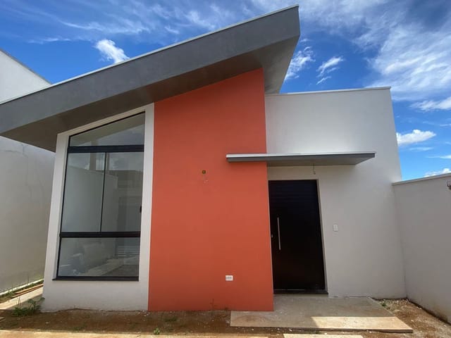 Casa com 175m² 3 quartos e 2 banheiros, à venda, no bairro Loteamento Residencial e Comercial Flamboyant em Pindamonhangaba
