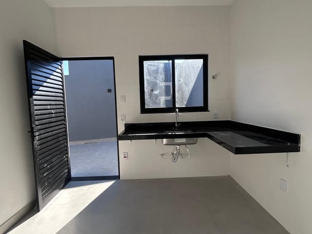 Casa 2 quartos e 2 banheiros, à venda, no bairro Vale das Palmeiras em Macaé