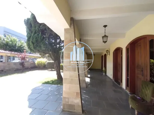Casa com 630m² 6 quartos e 4 banheiros, à venda, no bairro Centro em Pouso Alegre