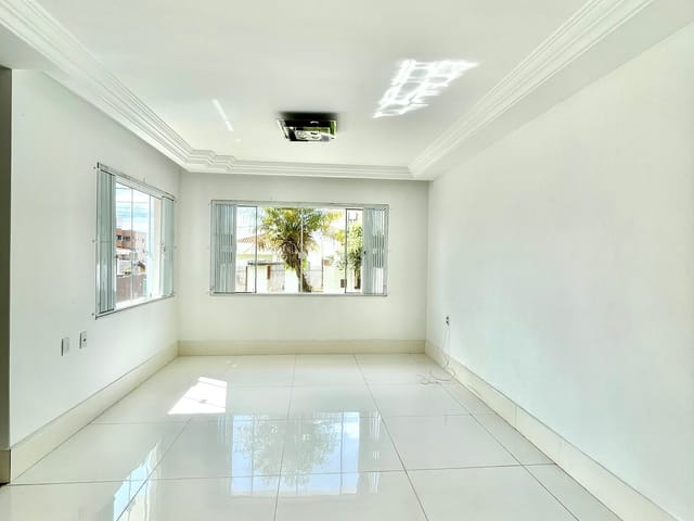 Casa com 260m² 4 quartos e 5 banheiros, à venda, no bairro Orfãs em Ponta Grossa