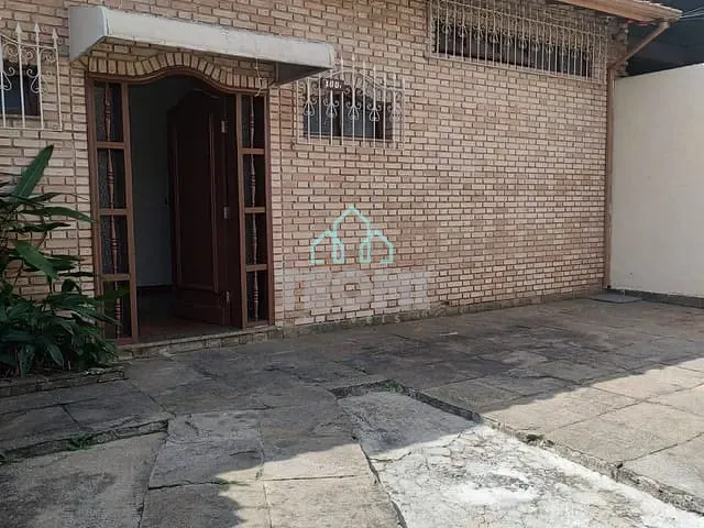 Casa com 600m² 6 quartos e 3 banheiros, para alugar, no bairro Jardim das Nações em Taubaté