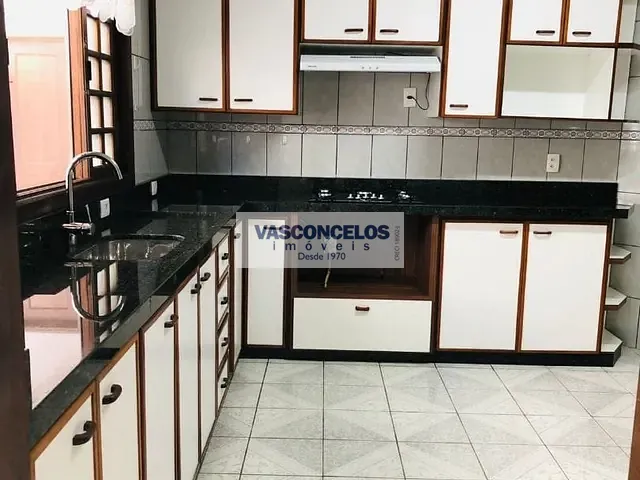 Casa com 360m² 4 quartos e 3 banheiros, para alugar, no bairro Jardim das Colinas em São José dos Campos