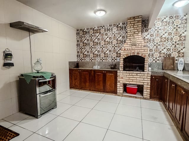 Casa 5 quartos e 5 banheiros, à venda, no bairro Sol e Mar em Macaé
