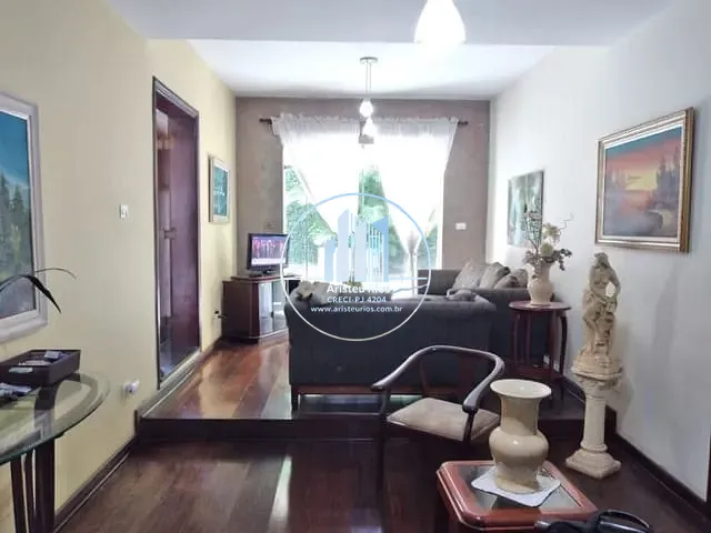 Casa com 300m² 4 quartos e 3 banheiros, à venda, no bairro Centro em Pouso Alegre