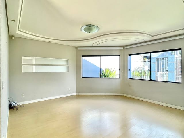Casa com 290m² 3 quartos e 5 banheiros, à venda, no bairro Jardim Carvalho em Ponta Grossa