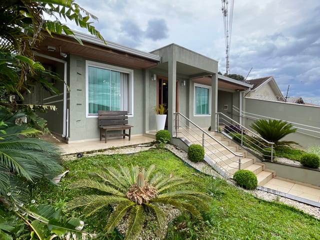 Casa com 195m² 5 quartos e 3 banheiros, à venda, no bairro Uvaranas em Ponta Grossa