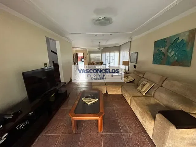 Casa com 360m² 4 quartos e 2 banheiros, para alugar, no bairro Jardim das Colinas em São José dos Campos