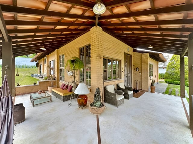 Casa com 1507m² 2 quartos e 2 banheiros, à venda, no bairro Paisagem Renoir em Cotia