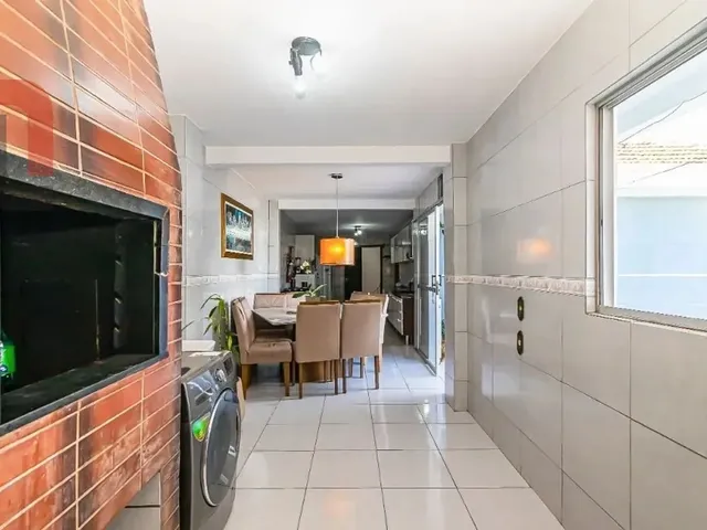 Casa com 280m² 5 quartos e 3 banheiros, à venda, no bairro Uberaba em Curitiba