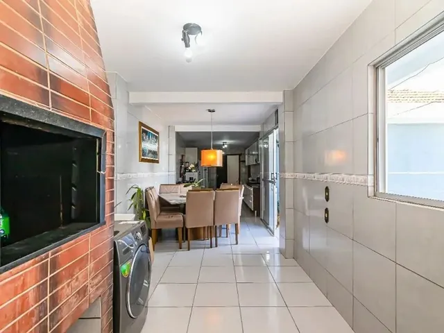 Casa com 280m² 5 quartos e 3 banheiros, à venda, no bairro Uberaba em Curitiba