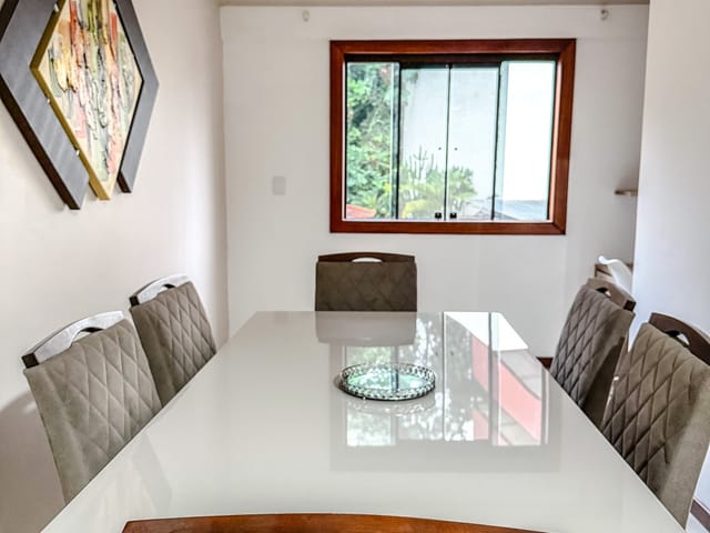 Casa 3 quartos e 2 banheiros, para alugar, no bairro Glória em Macaé