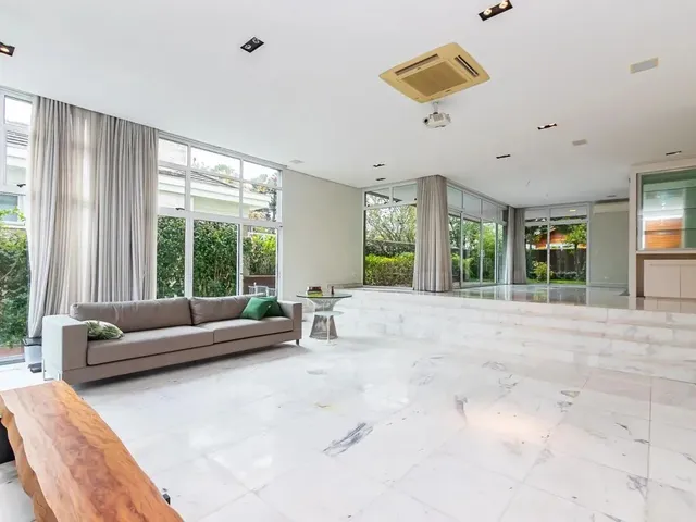 Casa com 829m² 5 quartos e 7 banheiros, à venda, no bairro Campo Comprido em Curitiba