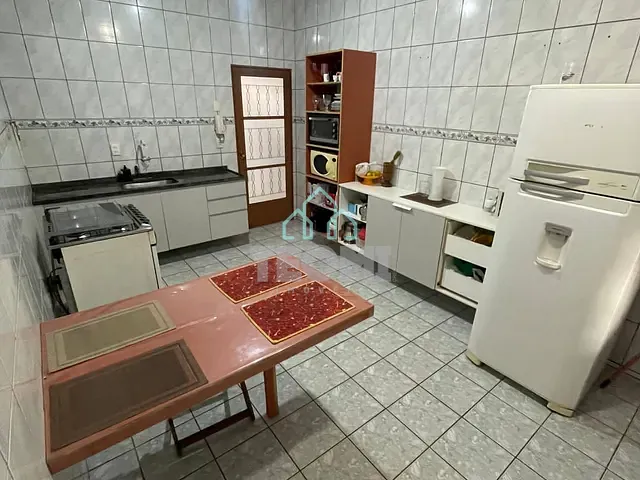 Sobrado com 300m² 4 quartos e 2 banheiros, à venda, no bairro Parque Urupês em Taubaté