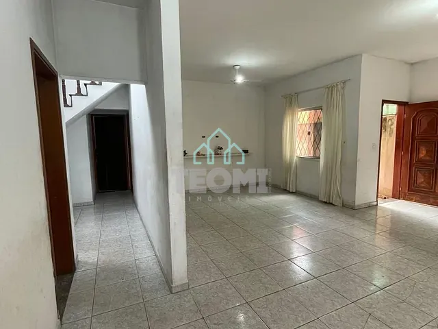 Sobrado com 300m² 4 quartos e 2 banheiros, à venda, no bairro Parque Urupês em Taubaté