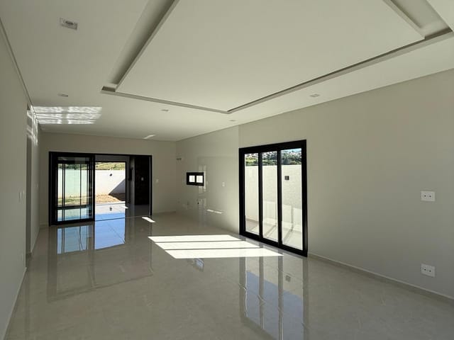 Casa com 240m² 4 quartos e 5 banheiros, à venda, no bairro Orfãs em Ponta Grossa