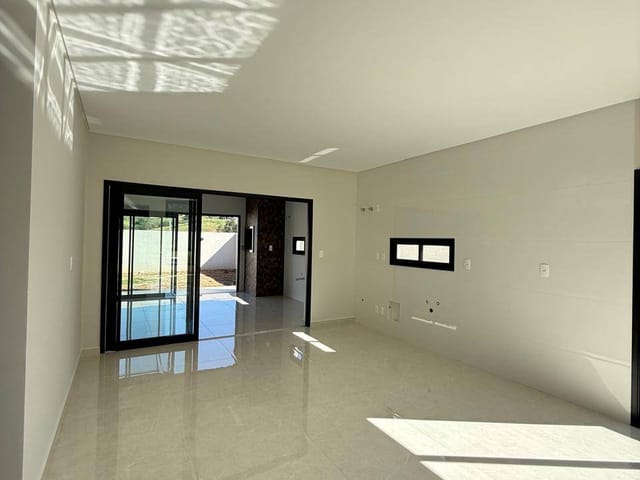 Casa com 240m² 4 quartos e 5 banheiros, à venda, no bairro Orfãs em Ponta Grossa