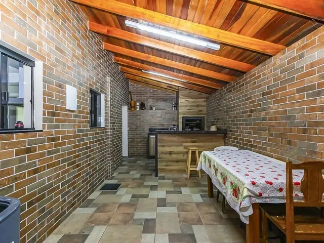 Casa 4 quartos e 4 banheiros, à venda, no bairro Sítio Cercado em Curitiba