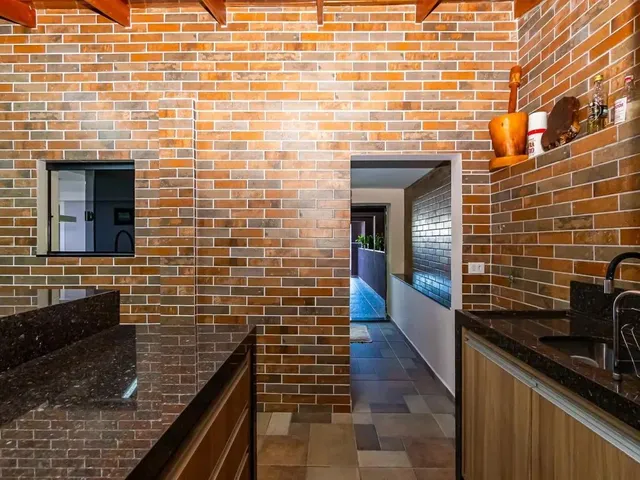 Casa 4 quartos e 4 banheiros, à venda, no bairro Sítio Cercado em Curitiba