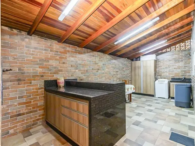 Casa 4 quartos e 4 banheiros, à venda, no bairro Sítio Cercado em Curitiba