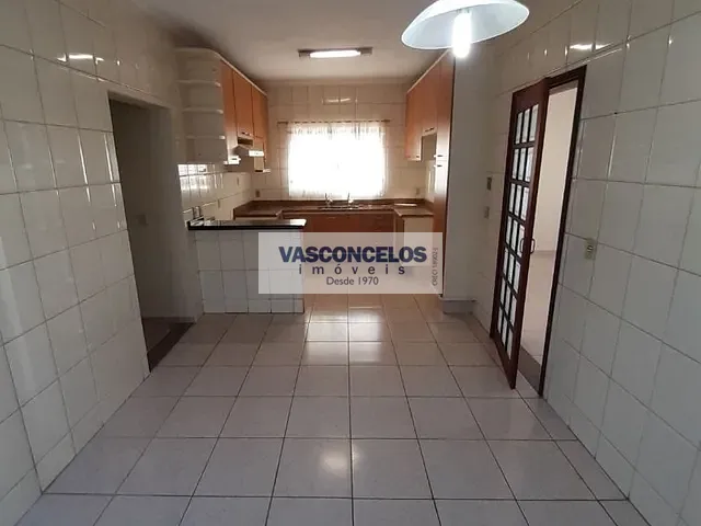 Casa com 300m² 4 quartos e 3 banheiros, à venda, no bairro Jardim Portugal em São José dos Campos
