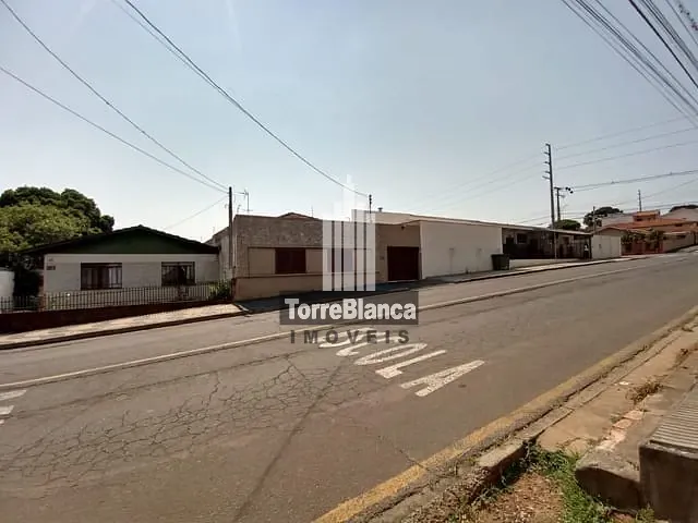 Casa com 495m² 3 quartos e 3 banheiros, à venda, no bairro Uvaranas em Ponta Grossa