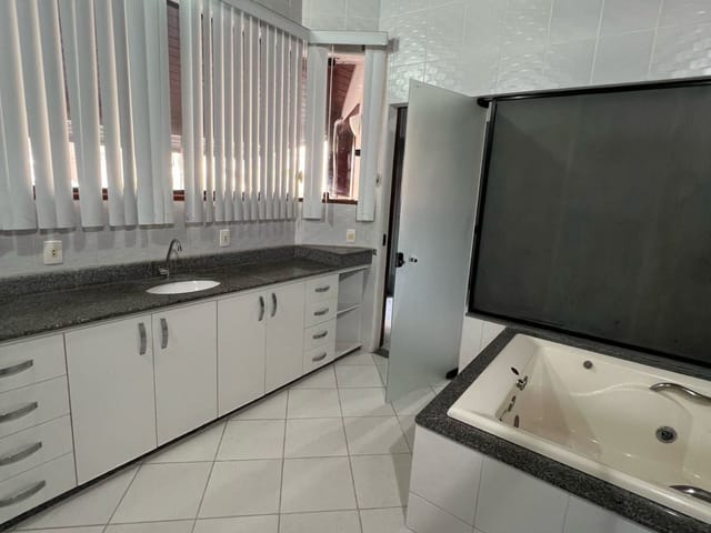 Casa 3 quartos e 3 banheiros, à venda, no bairro Glória em Macaé