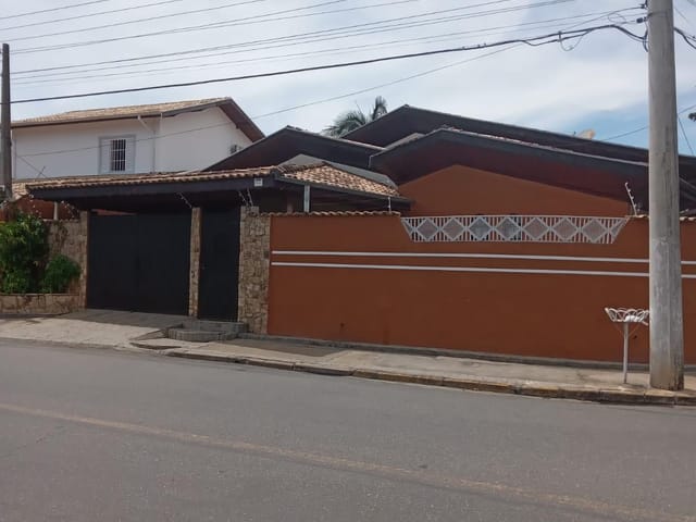 Casa com 267m² 3 quartos e 1 banheiro, à venda, no bairro Santana em Pindamonhangaba