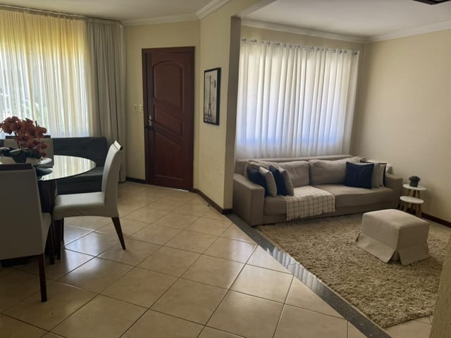 Casa 3 quartos e 3 banheiros, para alugar, no bairro Glória em Macaé