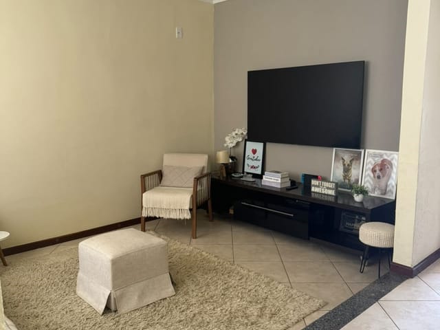 Casa 3 quartos e 3 banheiros, para alugar, no bairro Glória em Macaé