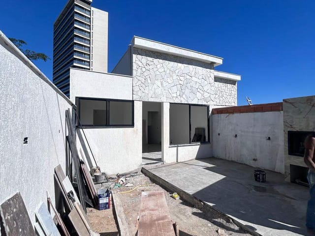 Casa 3 quartos e 2 banheiros, à venda, no bairro Vale das Palmeiras em Macaé