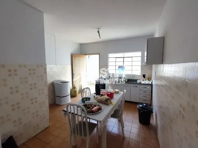 Casa com 200m² 4 quartos e 2 banheiros, à venda, no bairro Vila Buzato em Andradas