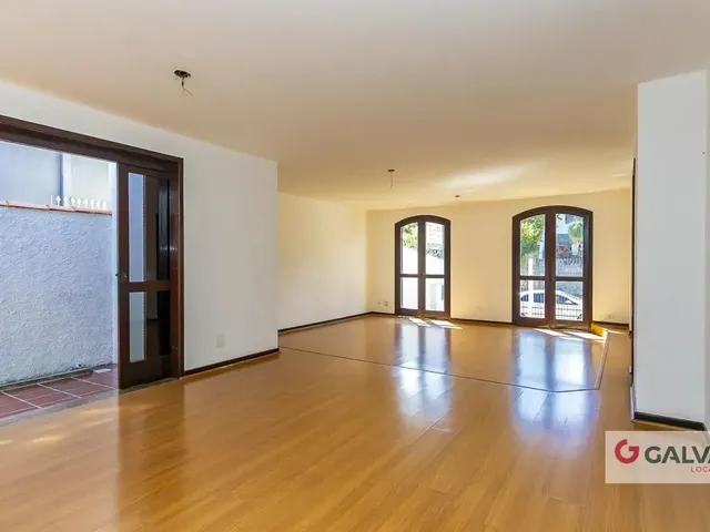 Casa com 720m² 5 quartos e 4 banheiros, para alugar, no bairro São Lourenço em Curitiba