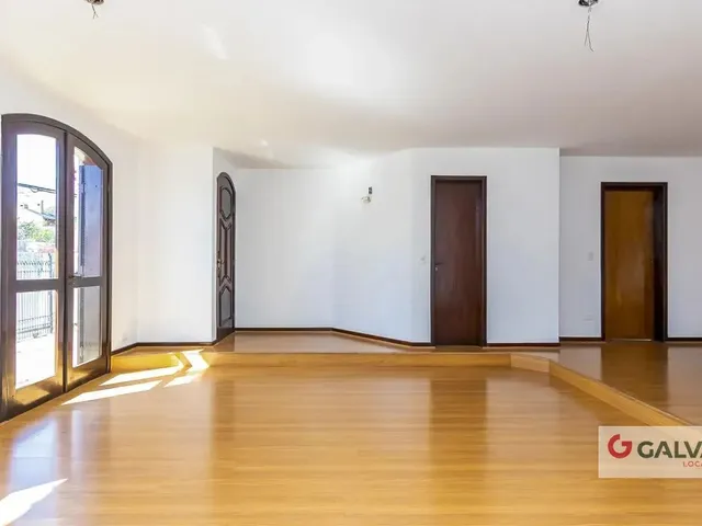 Casa com 720m² 5 quartos e 2 banheiros, para alugar, no bairro São Lourenço em Curitiba