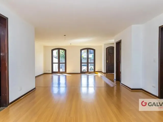 Casa com 720m² 5 quartos e 2 banheiros, para alugar, no bairro São Lourenço em Curitiba