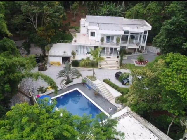 Casa 5 quartos e 8 banheiros, à venda, no bairro Cantagalo em Rio das Ostras
