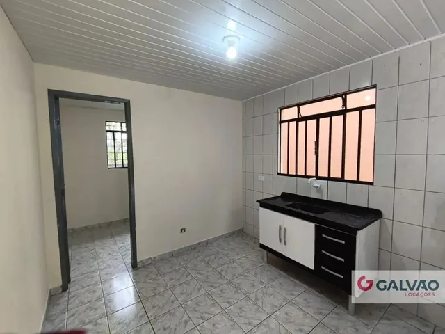 Casa 3 quartos e 1 banheiro, para alugar, no bairro Bacacheri em Curitiba