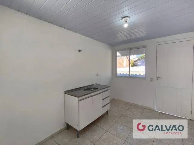 Casa 2 quartos e 1 banheiro, para alugar, no bairro Barreirinha em Curitiba